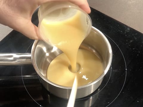 Purée de poire versée dans casserole