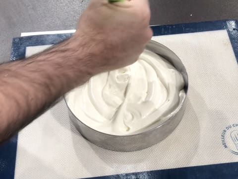 Mousse mascarpone versée dans cercle inox