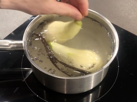 Ajout poires dans casserole