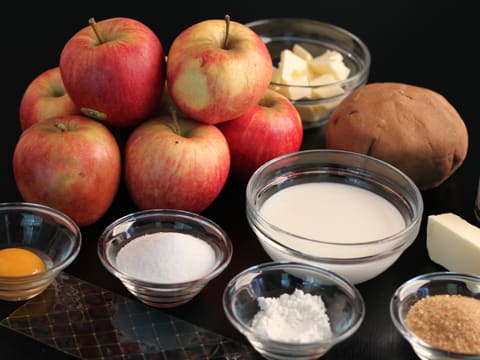 Tartelette aux pommes façon spéculoos et dôme en chocolat - 1