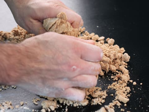 Tartelette aux pommes façon spéculoos et dôme en chocolat - 12