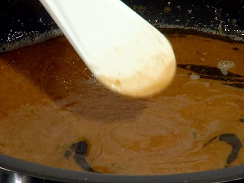 Obtention d'un caramel brun dans le moule à tarte tatin