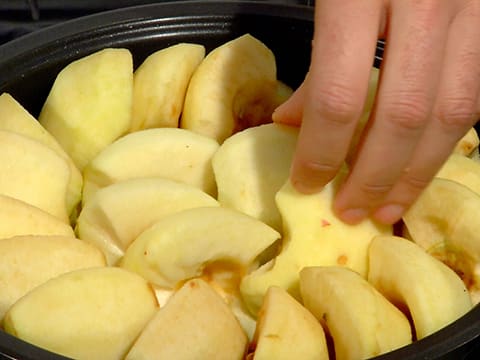 Toutes les demi-pommes sont calées les unes contre les autres dans le moule à tarte tatin