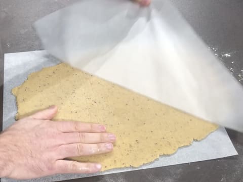 Feuille de papier sulfurisé retirée de la pâte