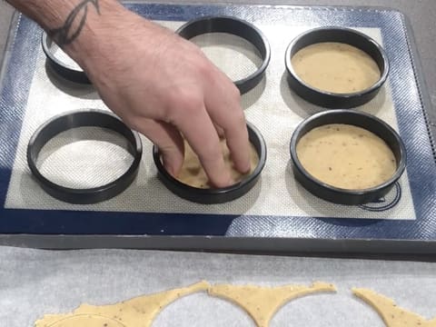 Dépôt disque de pâte dans cercle