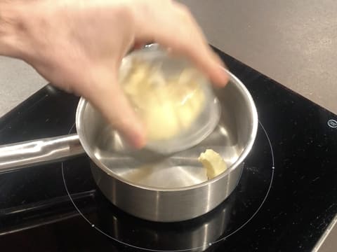 Beurre versé dans casserole