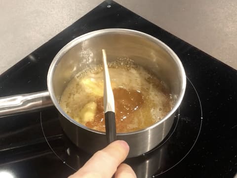Ajout miel dans casserole