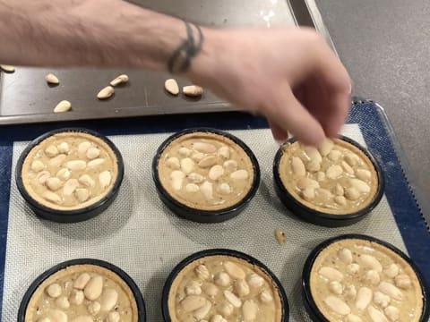 Amandes et noisettes dans fonds de tarte