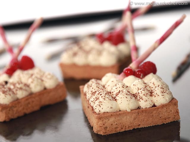 Tartelette au chocolat blanc, praliné et compotée de fruits rouges