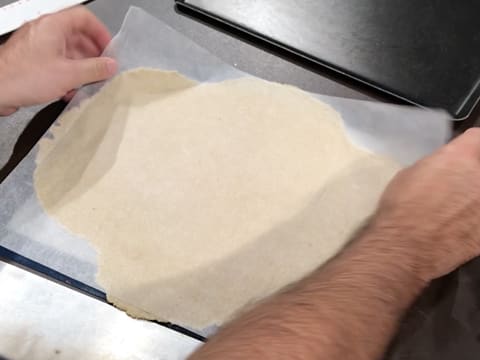 Le streusel amande et le papier sulfurisé sont retournés sur le tapis de cuisson en silione