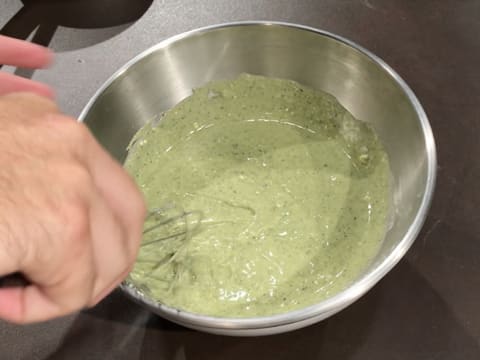 Incorporation du thé matcha dans la crème au chocolat blanc à l'aide du fouet