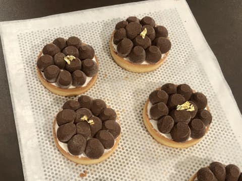 Tarte praliné, amandes, noisettes & chocolat au lait — Les nouilles à la  compote