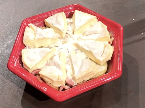 Obtention de la tartiflette pas encore cuite, dans son plat à gratin