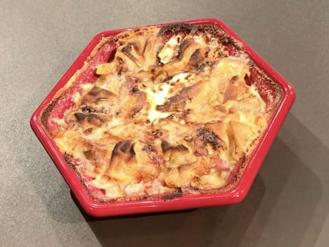 Obtention de la tartiflette dorée dans son plat de cuisson