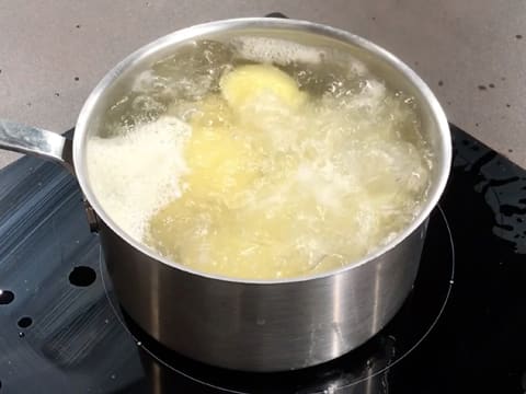 Les pommes de terre sont en train de cuire dans une eau à ébullition