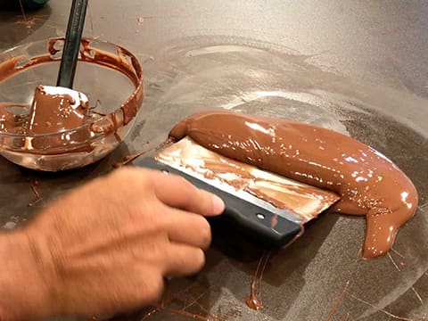 Tempérage du chocolat de couverture lait (méthode traditionnelle) - Fiche  recette illustrée - Meilleur du Chef