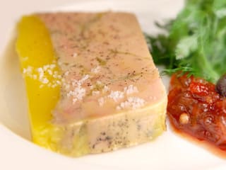 Terrine de foie gras mi-cuit et son chutney d'échalotes et raisins