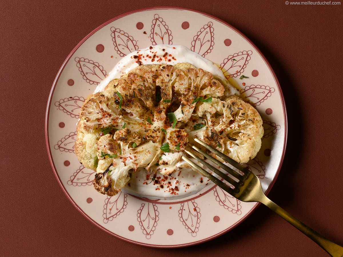 Tranche de chou-fleur rôti, sauce féta à l'ail et citron - Notre