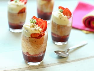 Petit cake en verrine au citron/basilic et confit de fraise