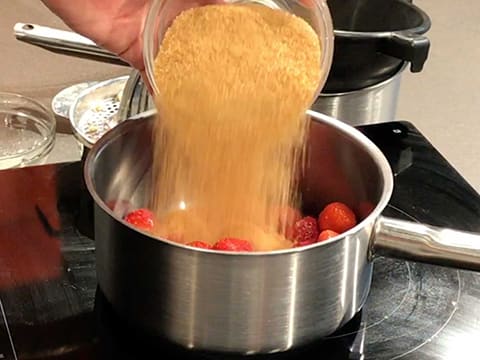 Petit cake en verrine au citron/basilic et confit de fraise - 2