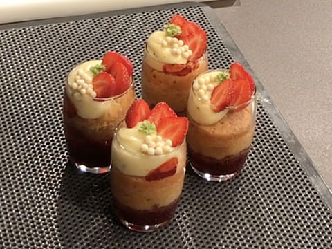 Petit cake en verrine au citron/basilic et confit de fraise - La recette  illustrée - Meilleur du Chef