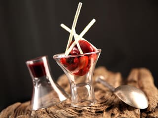 Verrine de fruits frais, meringue et sorbet glacé aux fruits rouges