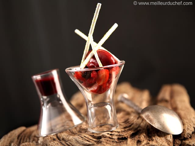 Verrine de fruits frais, meringue et sorbet glacé aux fruits rouges