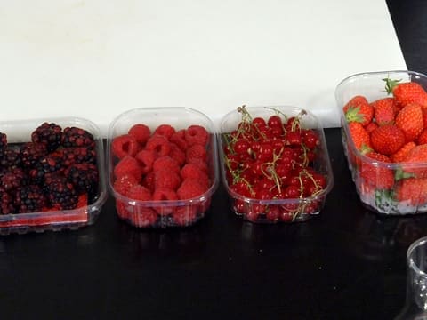 Verrine de fruits frais, meringue et sorbet glacé aux fruits rouges - 29