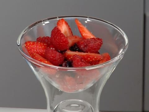 Verrine de fruits frais, meringue et sorbet glacé aux fruits rouges - 33