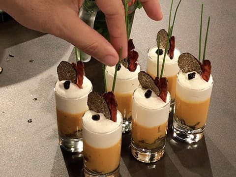 Verrine de velouté de potiron, chantilly au lard fumé et truffe noire - 55