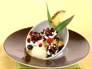 Verrine de sorbet ananas/coco et meringuettes chocolatées