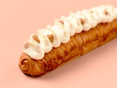 Viennoiserie en barre fourrée au chocolat blond, praliné vanille et chantilly