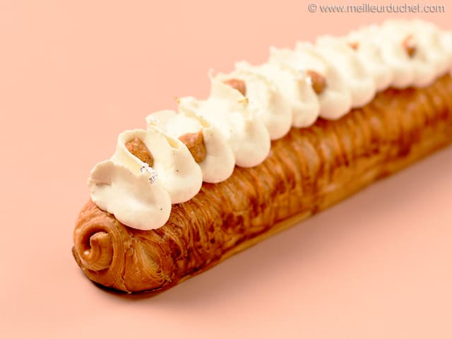 Viennoiserie en barre fourrée au chocolat blond, praliné vanille et chantilly