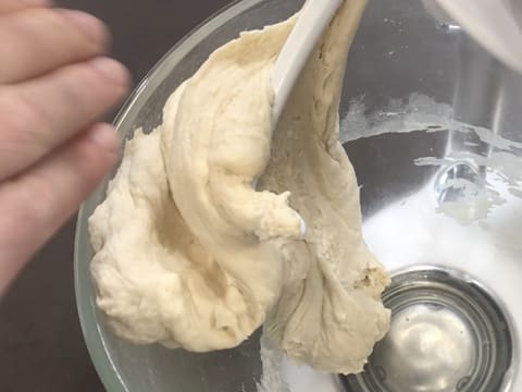Viennoiserie en barre fourrée au chocolat blond, praliné vanille et chantilly - 13