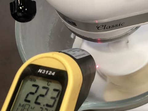 Viennoiserie en barre fourrée au chocolat blond, praliné vanille et chantilly - 16