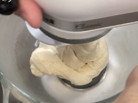 Viennoiserie en barre fourrée au chocolat blond, praliné vanille et chantilly - 17