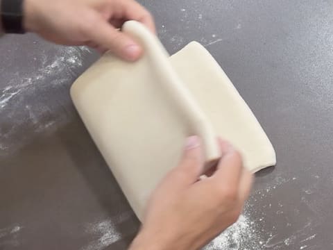Viennoiserie en barre fourrée au chocolat blond, praliné vanille et chantilly - 36
