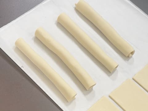 Viennoiserie en barre fourrée au chocolat blond, praliné vanille et chantilly - 54