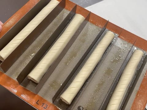 Viennoiserie en barre fourrée au chocolat blond, praliné vanille et chantilly - 59