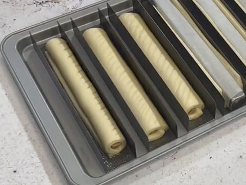 Viennoiserie en barre fourrée au chocolat blond, praliné vanille et chantilly - 60