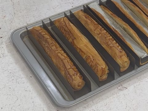 Viennoiserie en barre fourrée au chocolat blond, praliné vanille et chantilly - 62