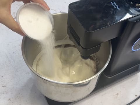 Viennoiserie en barre fourrée au chocolat blond, praliné vanille et chantilly - 64