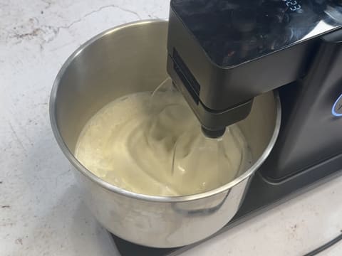 Viennoiserie en barre fourrée au chocolat blond, praliné vanille et chantilly - 65