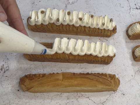Viennoiserie en barre fourrée au chocolat blond, praliné vanille et chantilly - 68