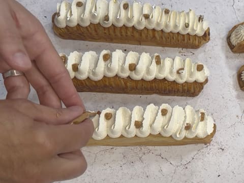 Viennoiserie en barre fourrée au chocolat blond, praliné vanille et chantilly - 69