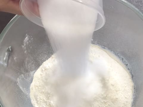Viennoiserie en barre fourrée au chocolat blond, praliné vanille et chantilly - 7