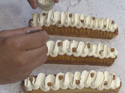 Viennoiserie en barre fourrée au chocolat blond, praliné vanille et chantilly - 70