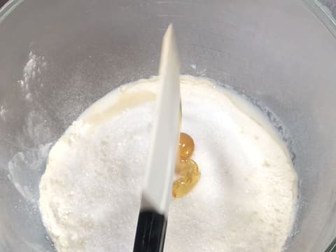 Viennoiserie en barre fourrée au chocolat blond, praliné vanille et chantilly - 8