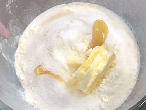 Viennoiserie en barre fourrée au chocolat blond, praliné vanille et chantilly - 9