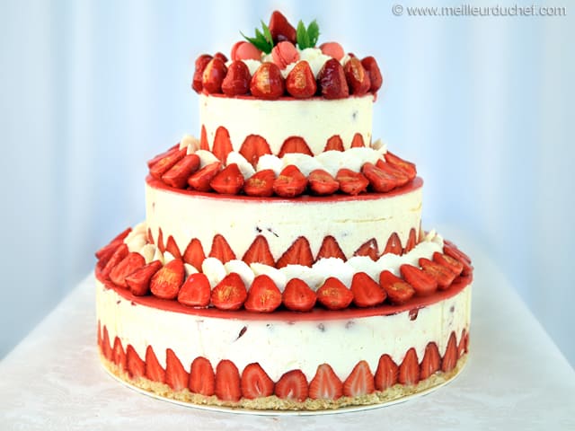 Gâteau à étages aux fraises et amandes